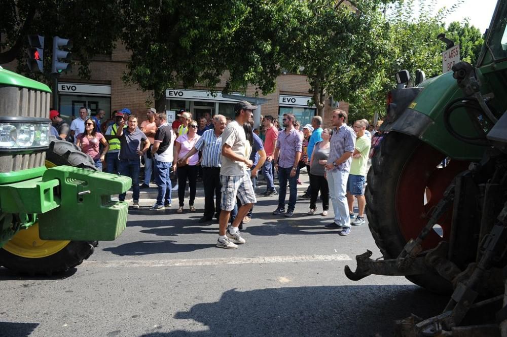 La Gran Vía de Murcia, paralizada por los agricultores