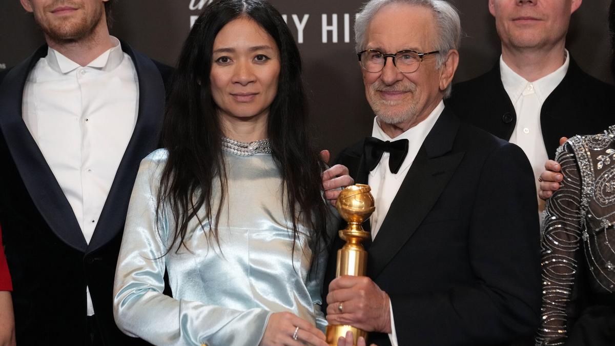 Chloe Zhao y el productor de 'hamnet', Steven Spielberg.