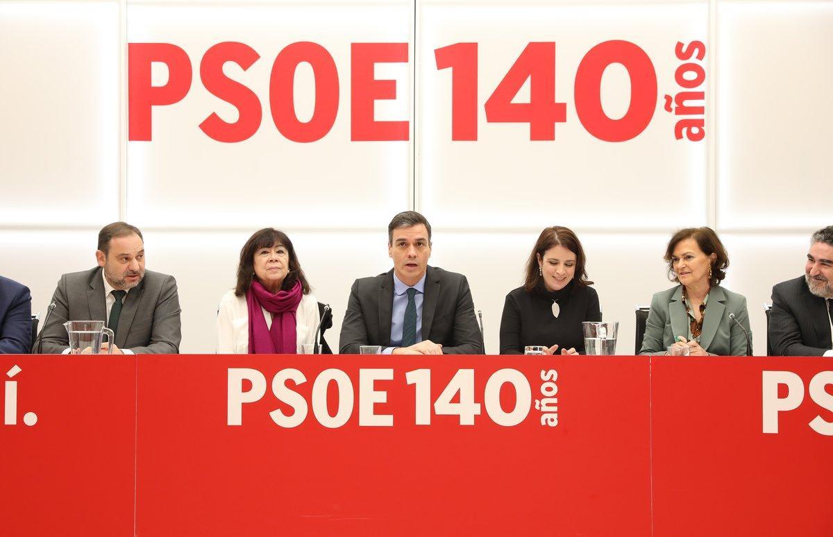 (I-D) El ministro de Transportes, Movilidad y Agenda Urbana, JosÃ© Luis Ãbalos; la presidenta del PSOE, Cristina Narbona; el secretario general del partido y presidente del Gobierno, Pedro SÃ¡nchez;  la portavoz del grupo socialista en el Congreso, Adriana Lastra; la vicepresidenta primera y ministra de la Presidencia y Relaciones con las Cortes y Memoria DemocrÃ¡tica, Carmen Calvo; y el ministro de Cultura y Deporte, JosÃ© Manuel RodrÃ­guez Uribes, durante la reuniÃ³n de la ComisiÃ³n Permanente de la Ejecutiva Federal del PSOE, en Madrid (EspaÃ±a), a 10 de febrero de 2020.