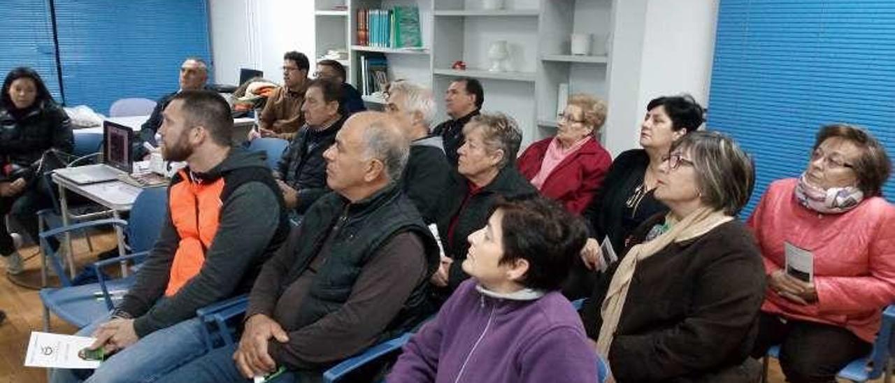 La reunión con los vecinos para hablarles del compostaje. // FdV