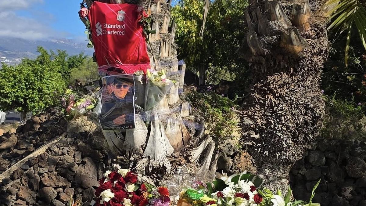 Flores en recuerdo del joven fallecido en La Estrella