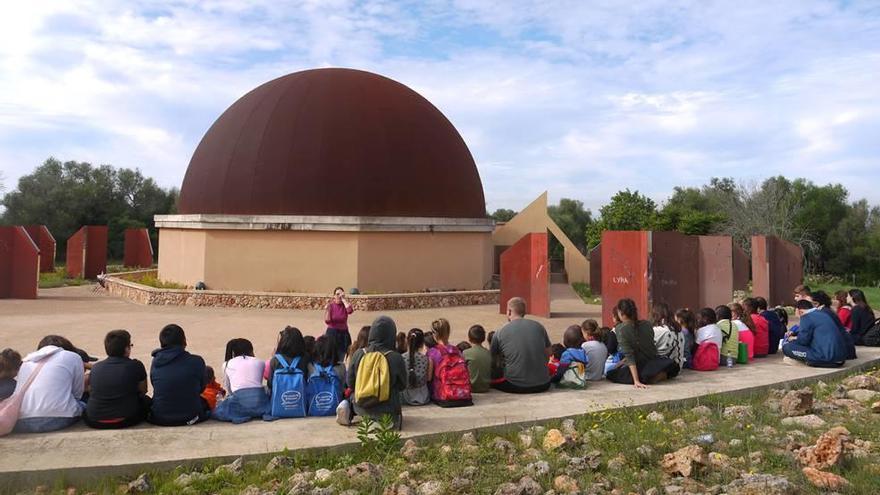 Voluntarios junto a los menores en el observatorio.