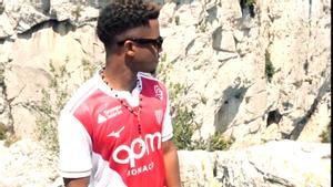 Ansu Fati, con su nueva camiseta del Mónaco donde jugará cedido la próxima temporada.