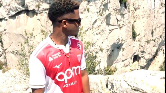Ansu Fati, con su nueva camiseta del Mónaco donde jugará cedido la próxima temporada.