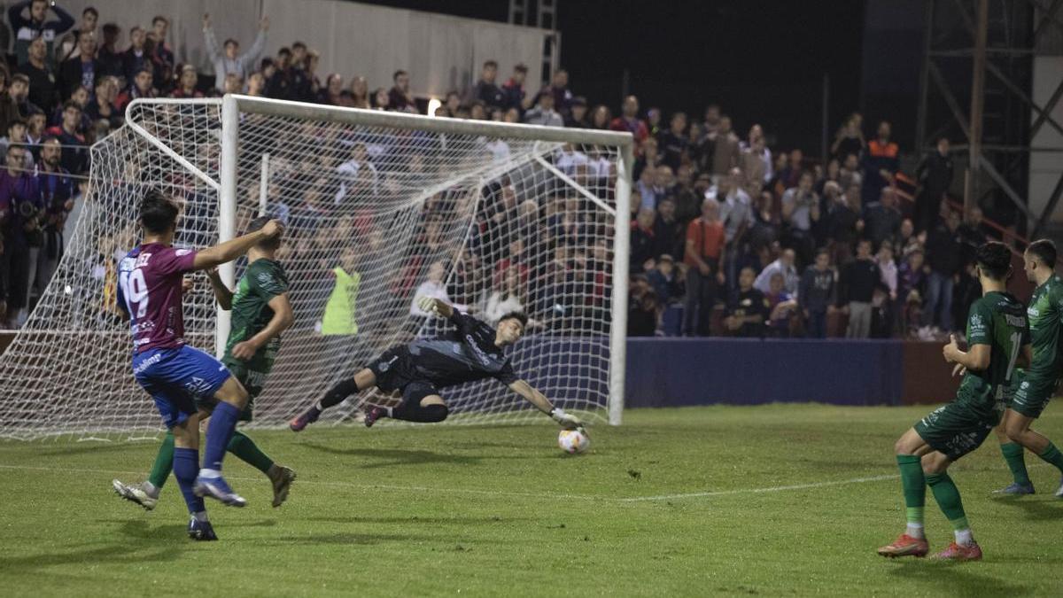 El portero visitante evita el gol con una gran parada una de las mejores ocasiones de la UD Alzira.