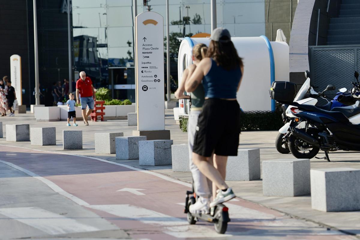 Imagen de archivo de dos usuarias en el mismo patinete.