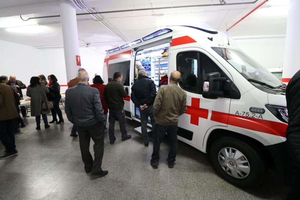 Cruz Roja de Alcoy presenta la nueva ambulancia.