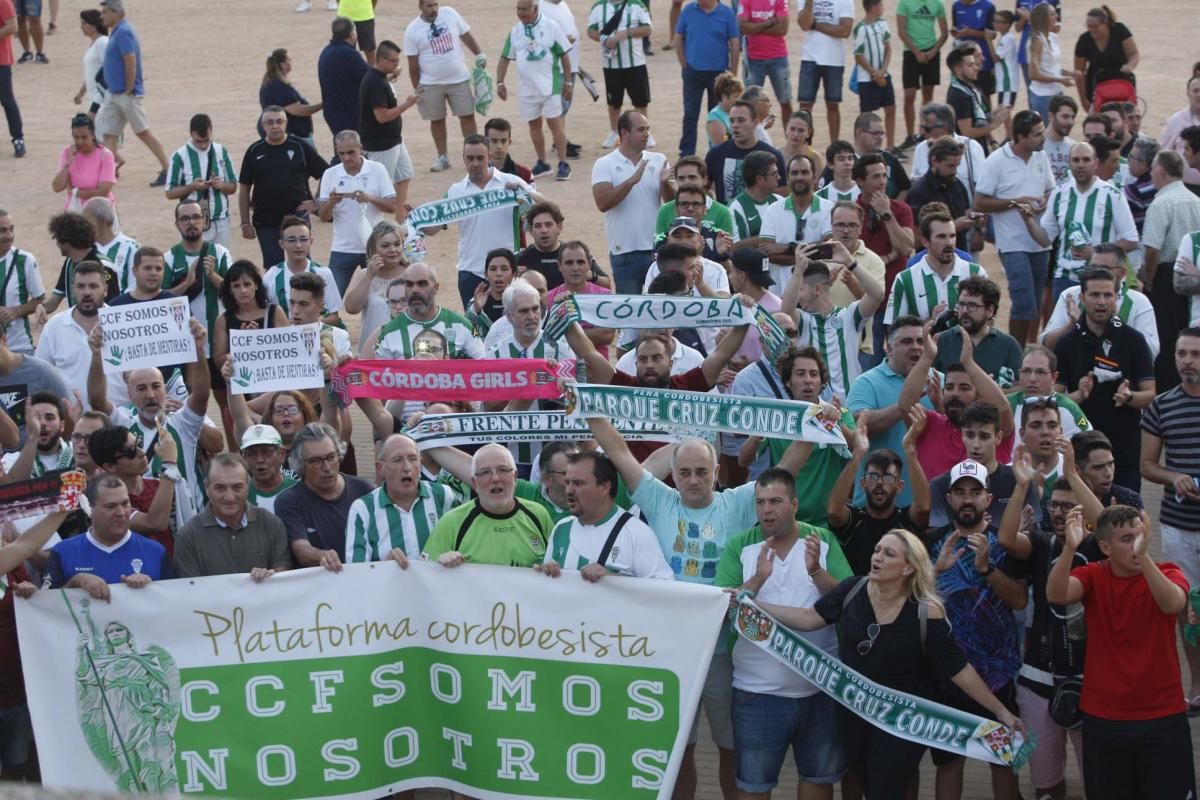 Los aficionados del Córdoba CF en el Arcángel