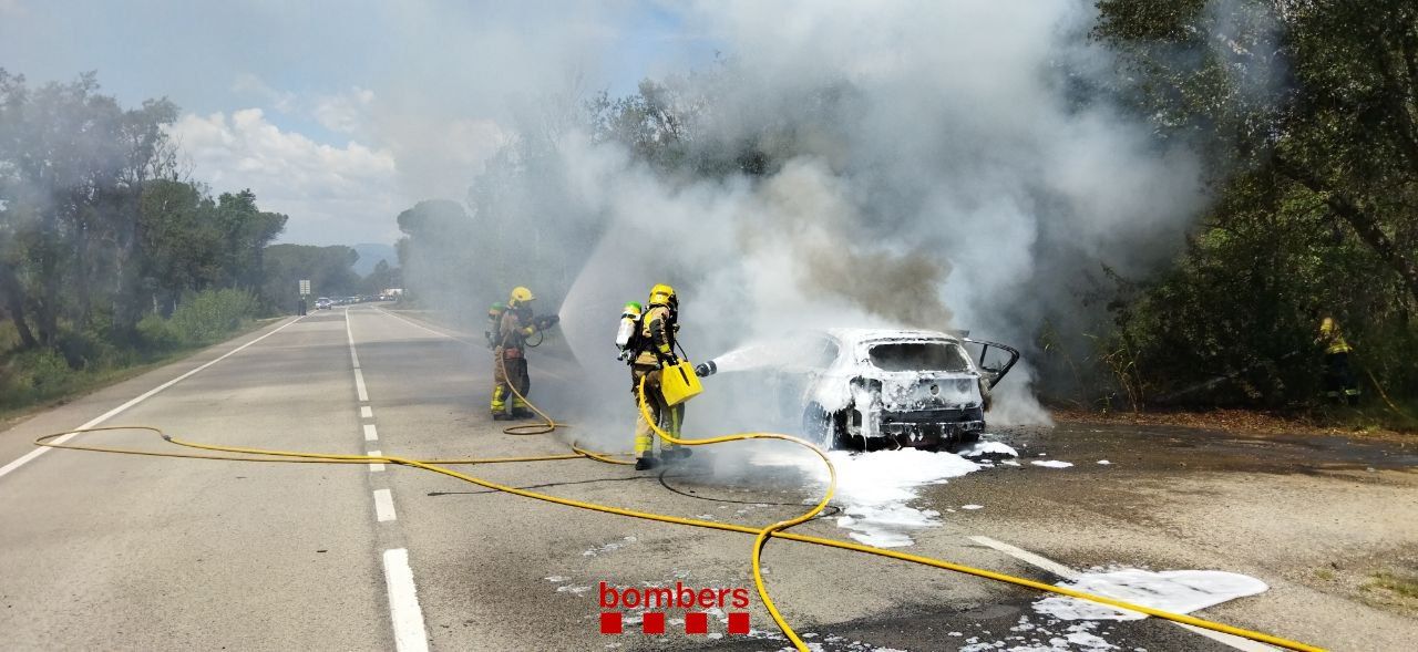 Espectacular incendi d'un cotxe a Caldes de Malavella