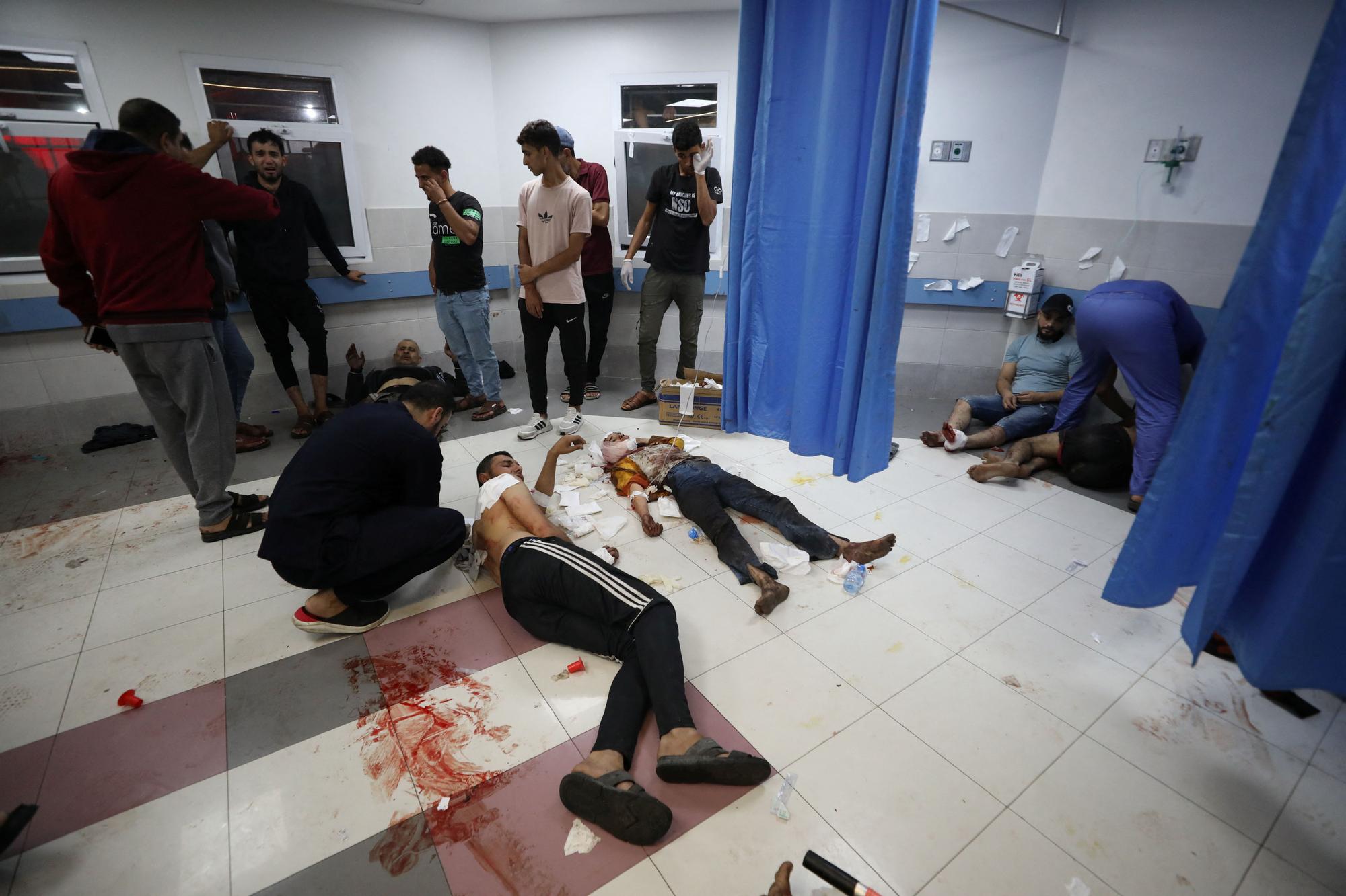 Personas heridas son atendidas después de que un ataque aéreo israelí alcanzara un hospital, según el Ministerio de Salud de Gaza.