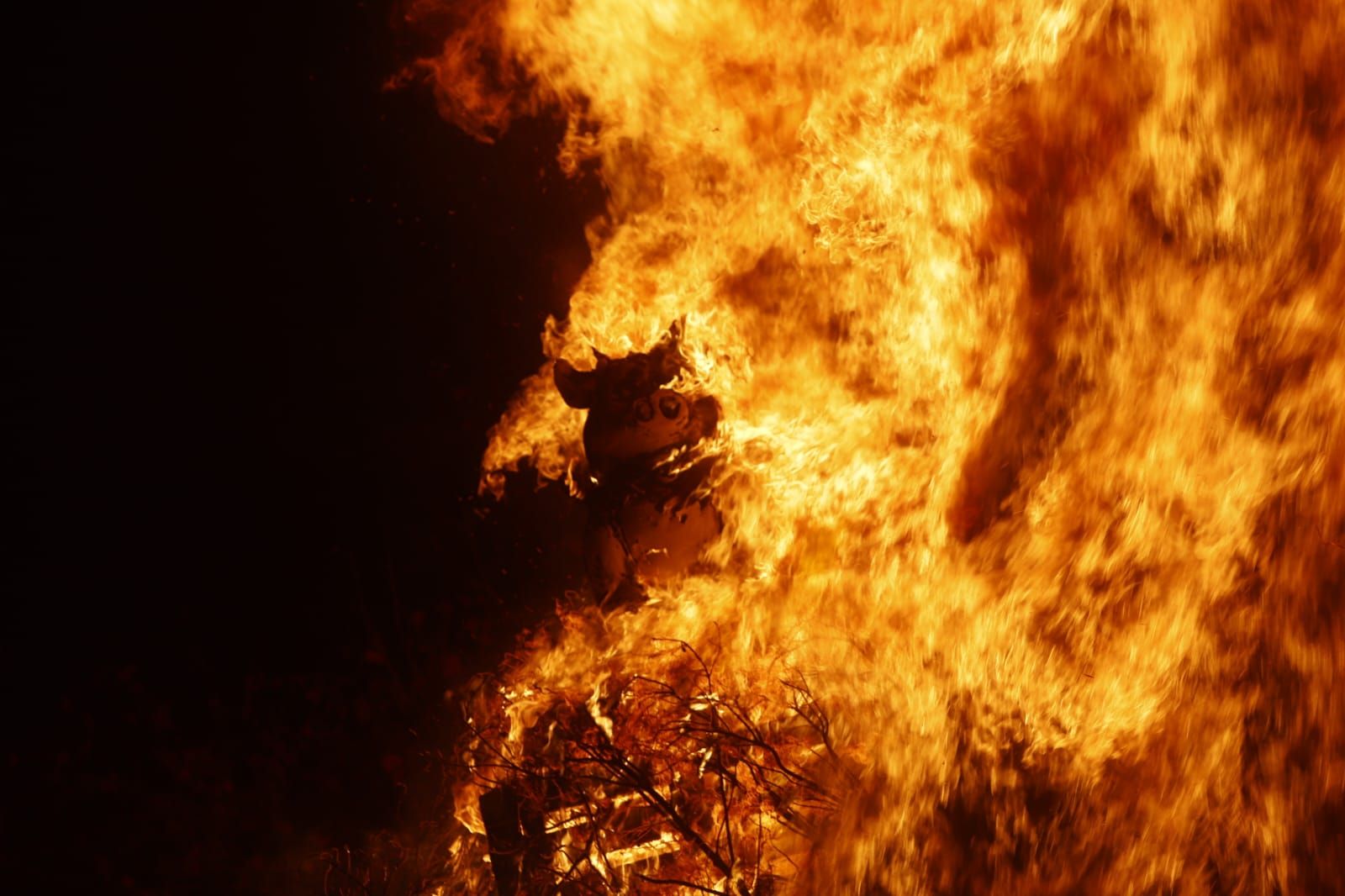 Arde la hoguera de Sant Antoni