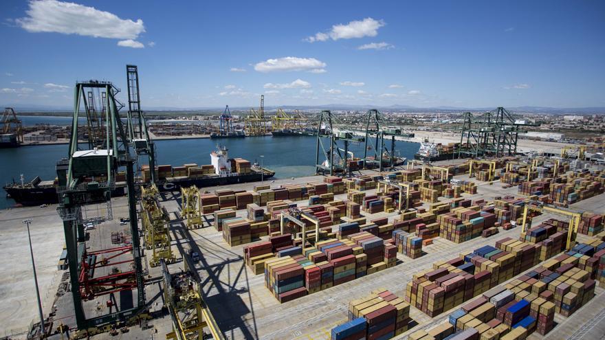 Las grandes navieras abren nuevas rutas en el Puerto de València pese a caer el tráfico mundial