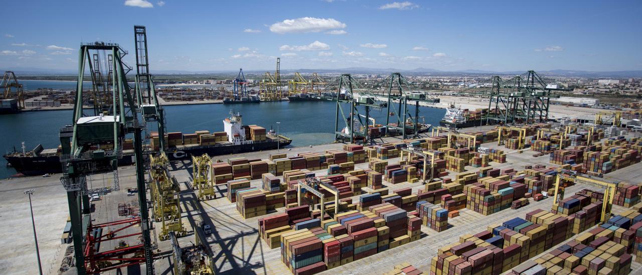 Las grandes navieras abren nuevas rutas en el Puerto de València pese a  caer el tráfico mundial - Levante-EMV