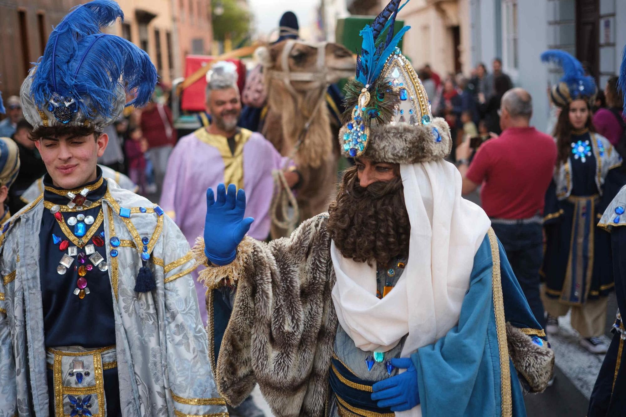 Los Reyes Magos y sus camellos visitan La Laguna