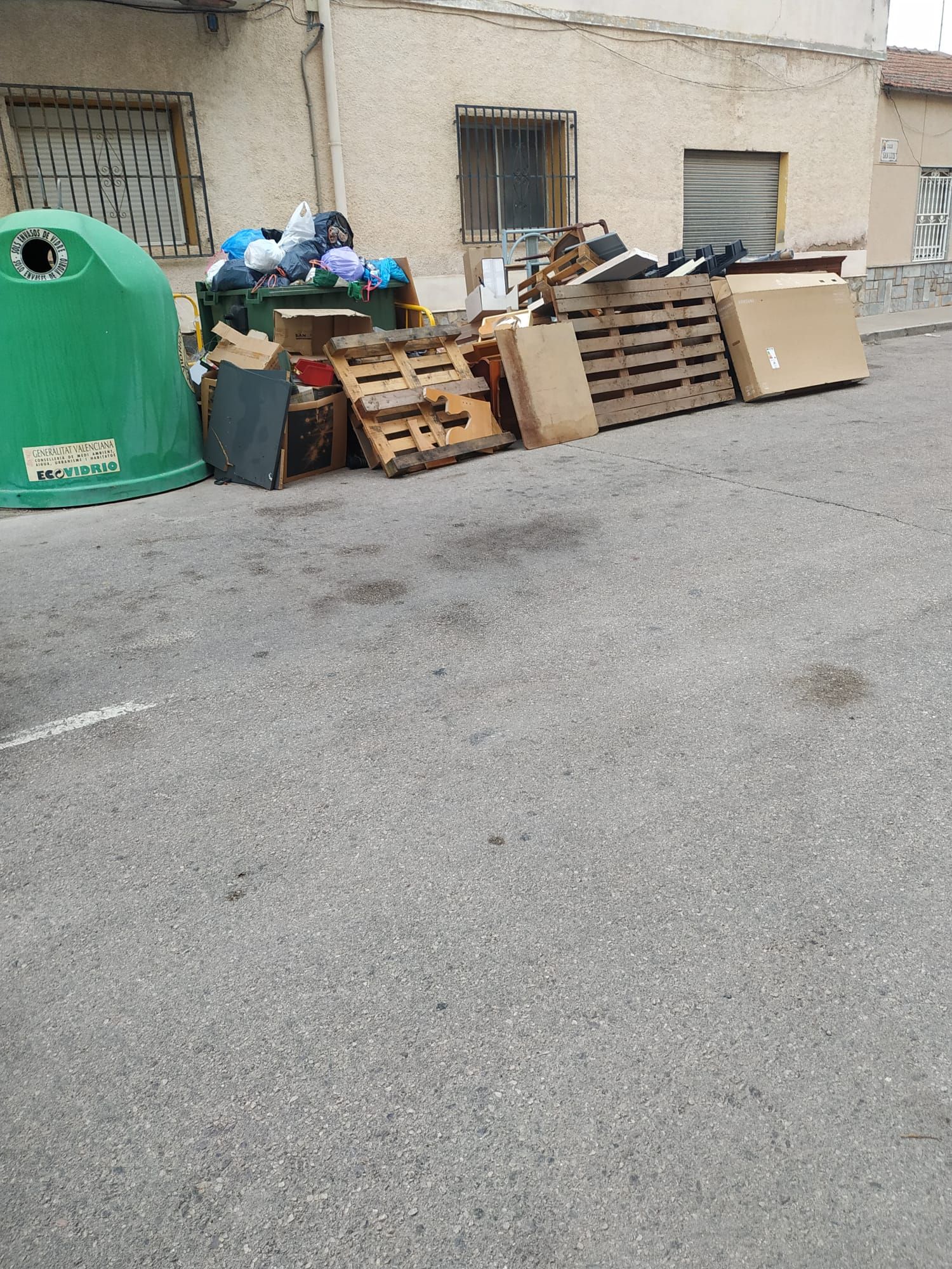 Imágenes captadas por los vecinos de contenedores desbordados