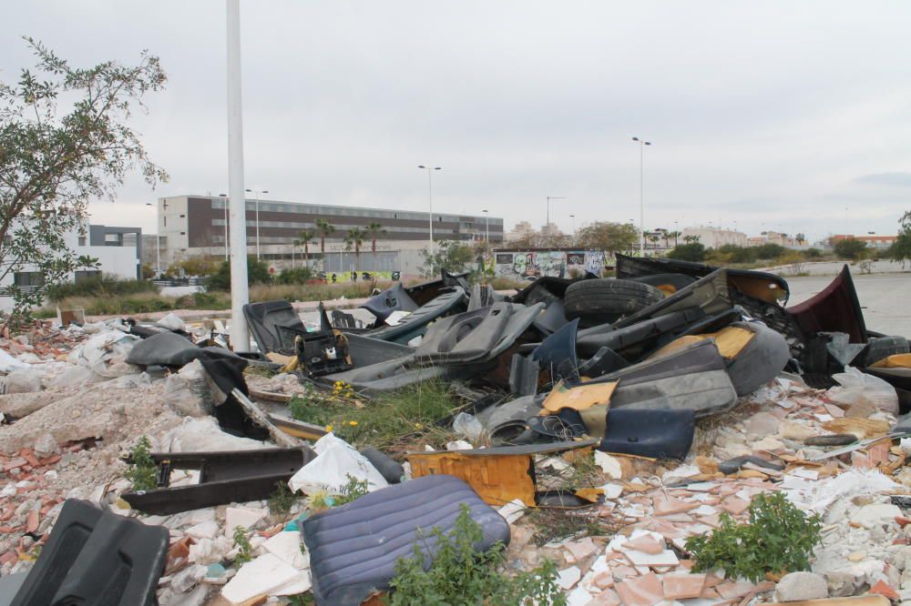 Vecinos de Altos del Sol en Torrevieja asumen la limpieza de viales y parques que son públicos