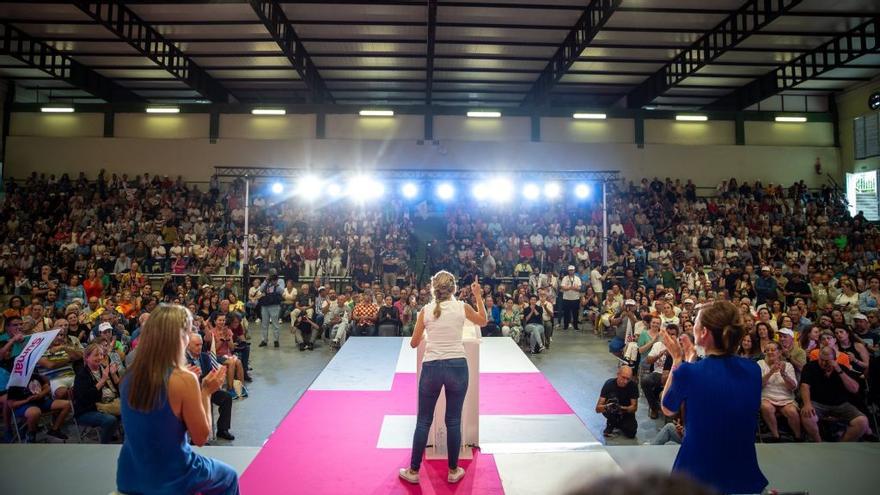 Yolanda Díaz se da un baño de apoyo en Vigo