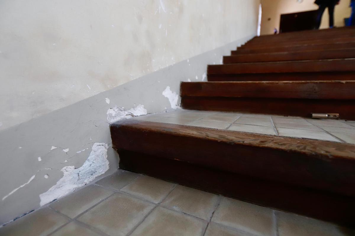 Daños en las escaleras de la Aljafería por el alto volumen de visitantes.