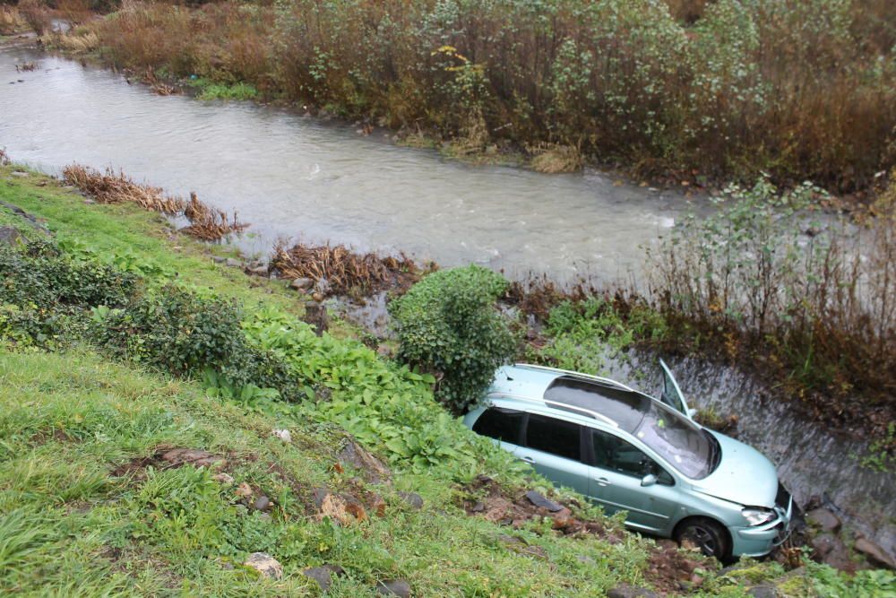 Cae un coche al río en Grado