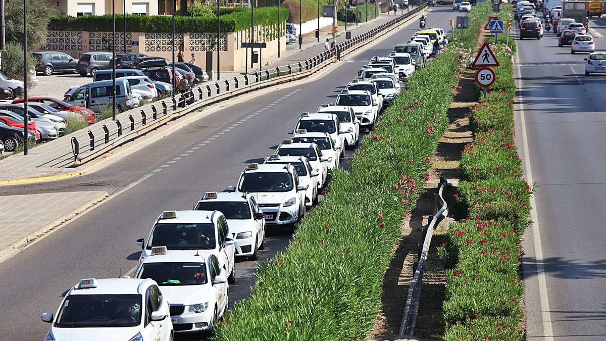 Huelga de taxis en Eivissa contra las VTC en una imagen de archivo.