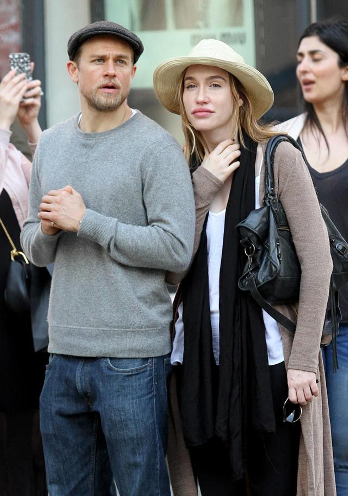 Charlie Hunnam, de paseo con su novia por Nueva York