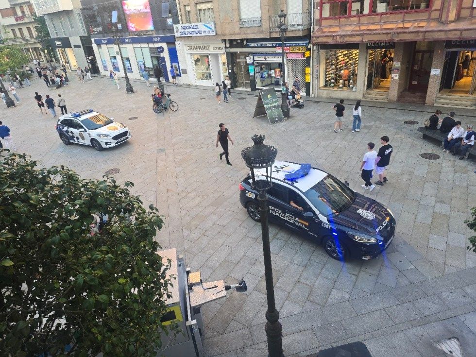 La circulación rodada no cesa en las zonas peatonales de Vilagarcía, ni siquiera con el control policial ejercido.