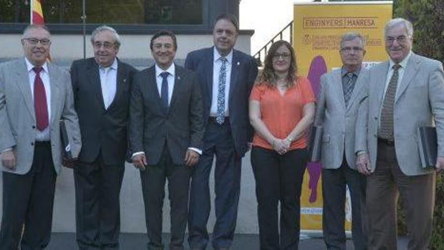 Els guardonats pels 50 anys de professió, amb el degà del col·legi, la vicedegana i l&#039;alcalde de Manresa