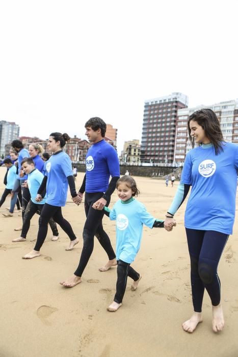 Surf solidario en la playa de San Lorenzo, Gijón