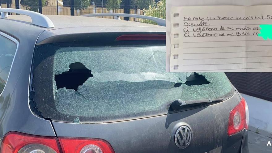 Así reacciona este niño tras romper la luna de un coche aparcado