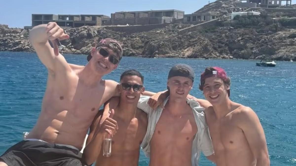 Fer López, con Larsen y Williot, en Grecia.