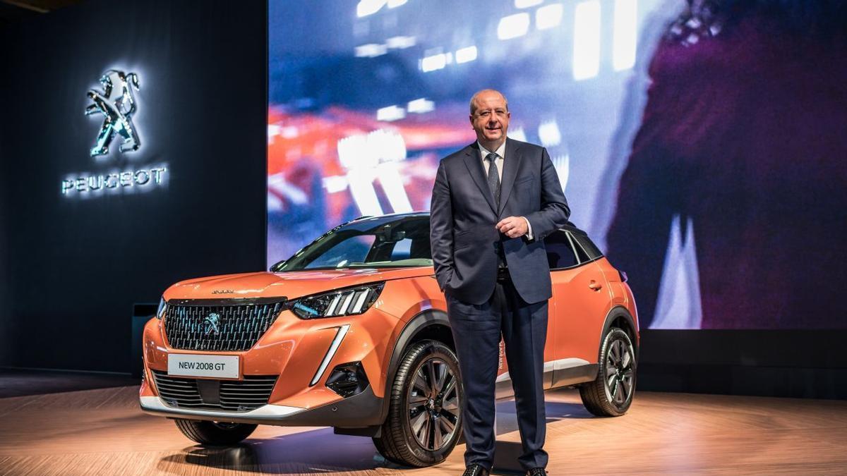 Imparato, con un Peugeot 2008 fabricado en Stellantis Vigo.
