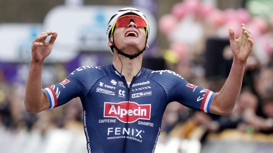 Van der Poel gana y Pogacar engrandece el Tour de Flandes