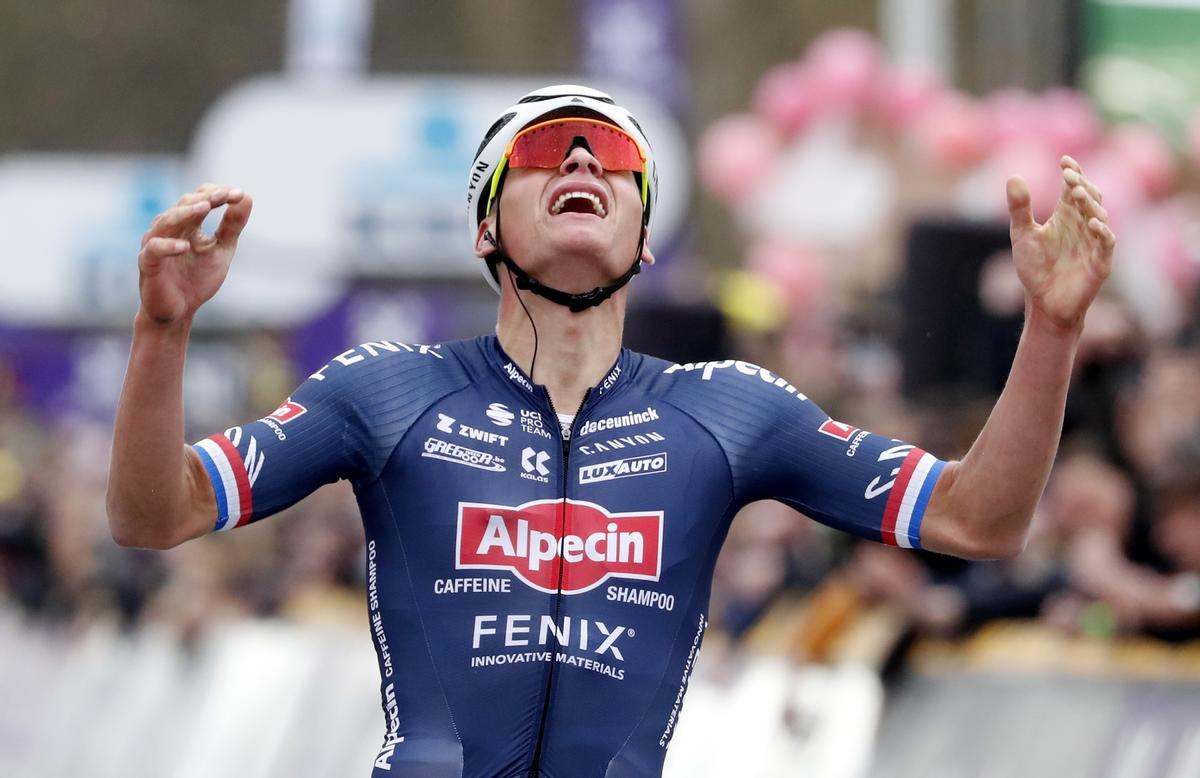 Van der Poel gana el Tour de Flandes.