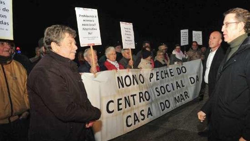 Los jubilados de la Casa del Mar, anoche con pancarta. / Iñaki Abella