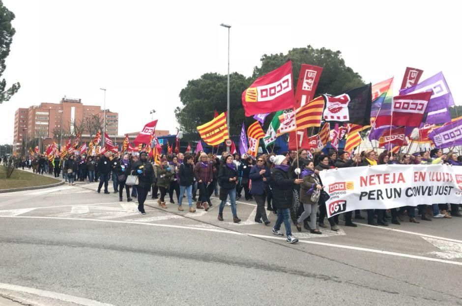 Mes de 300 netejadores protesten a Girona per demanar un nou conveni