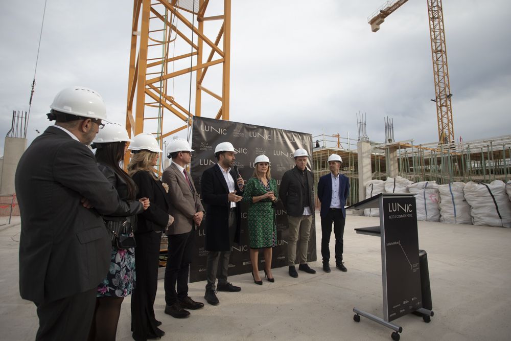 Acto de colocación de la primera piedra del nuevo hotel de Sagunt