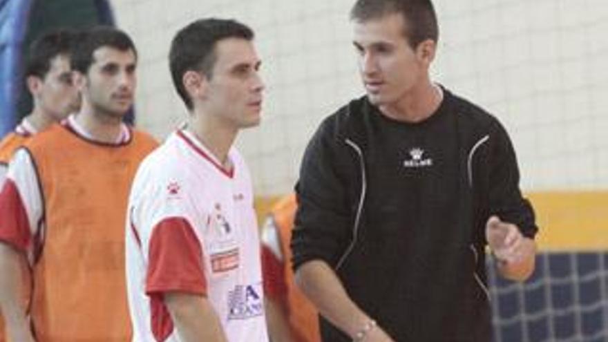 Rubén Cala recibe instrucciones del entrenador, Pedro Sánchez.