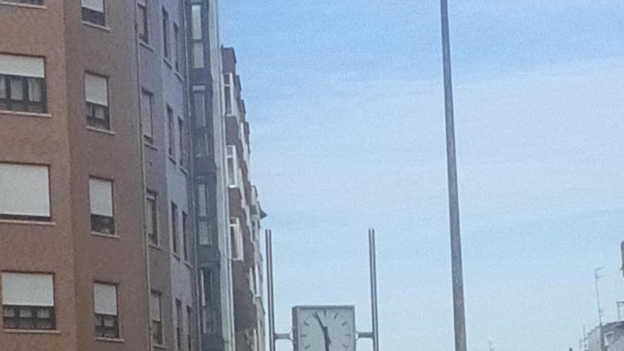 Uno de los relojes de Avilés que no está en hora.