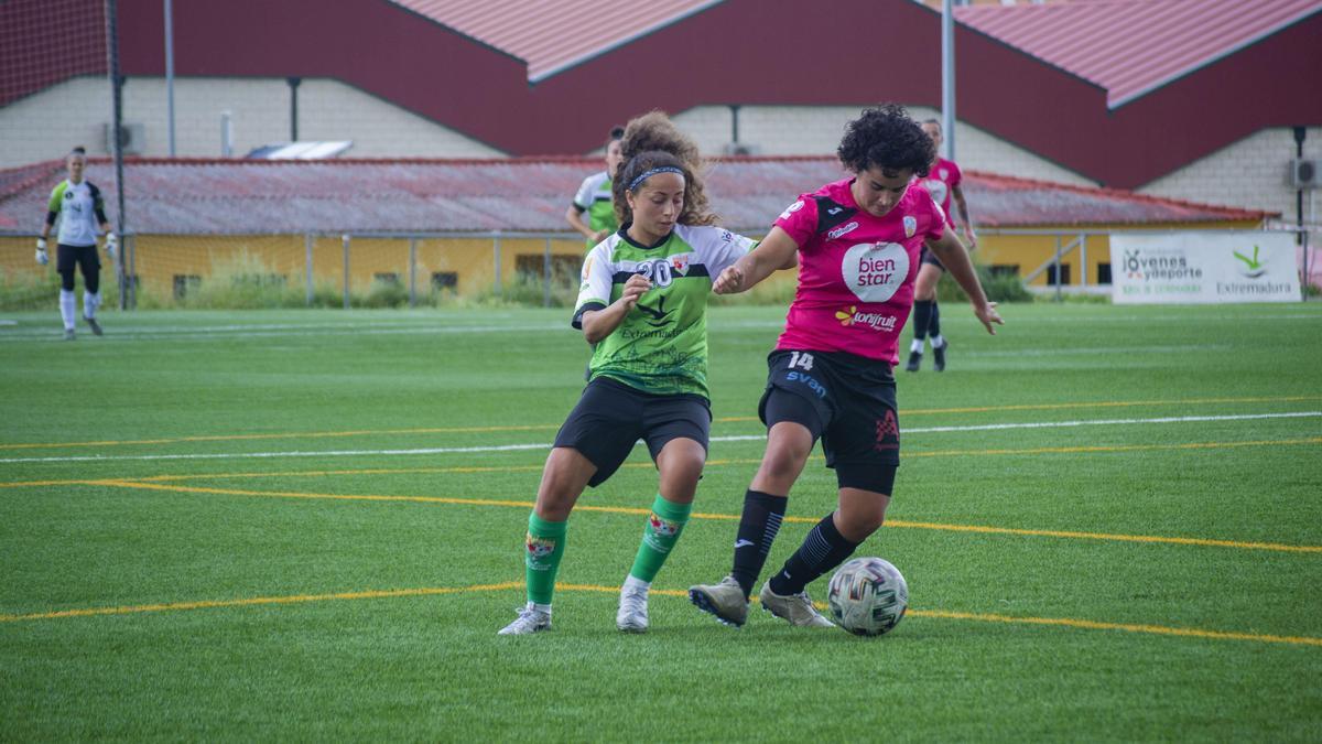 Cristi Medina trata de arrebatarle el balón a una rival.