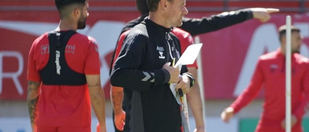 Mario Simón, durante un entrenamiento del Real Murcia esta semana. | PRENSA REAL MURCIA CF