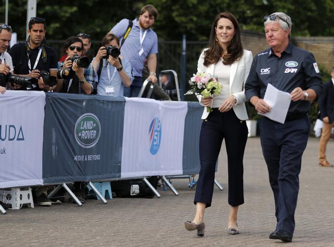 El look de Kate Middleton en su visita el Centro de Vela y Deportes Acuáticos de Docklands