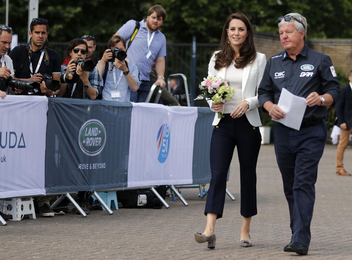 El look de Kate Middleton en su visita el Centro de Vela y Deportes Acuáticos de Docklands