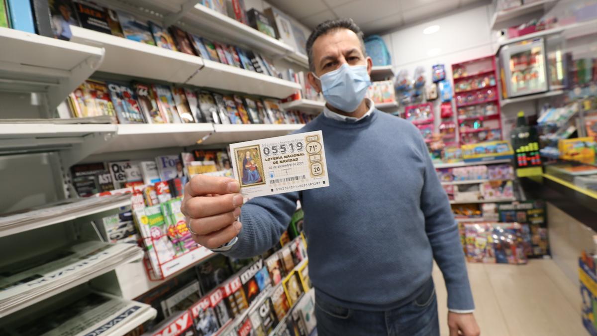 Álvaro Carvajal, de la papelería La Pajarita, que ha repartido décimos de la terminación del segundo premio