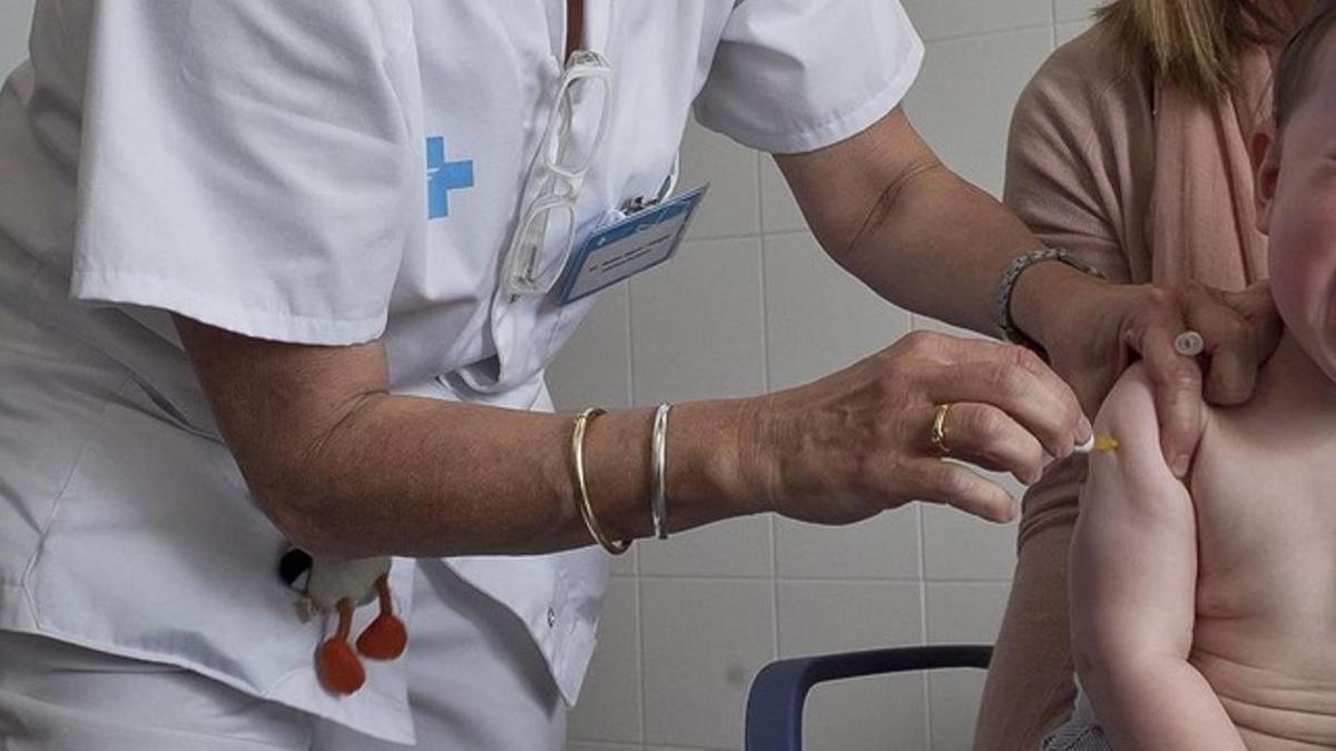 Un bebé recibe la primera dosis de la vacuna triple vírica para prevenir el sarampión, rubéola y parotiditis.