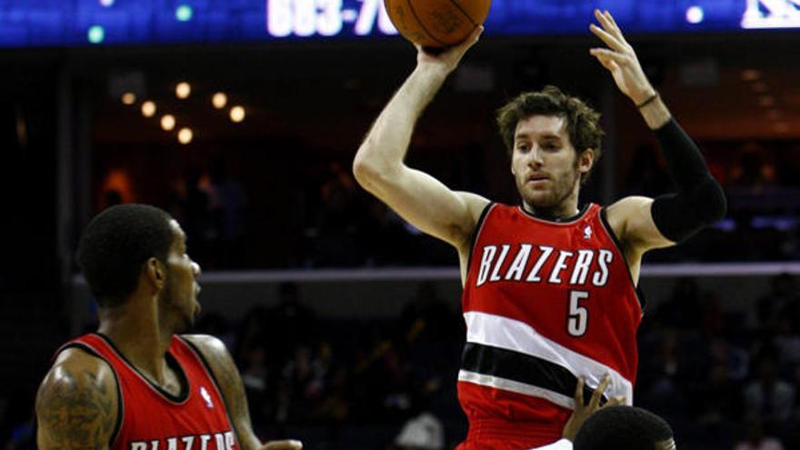 Rudy Fernández realiza un pase a su compañero LaMarcus Aldridge, ante la marca de O.J. Mayo