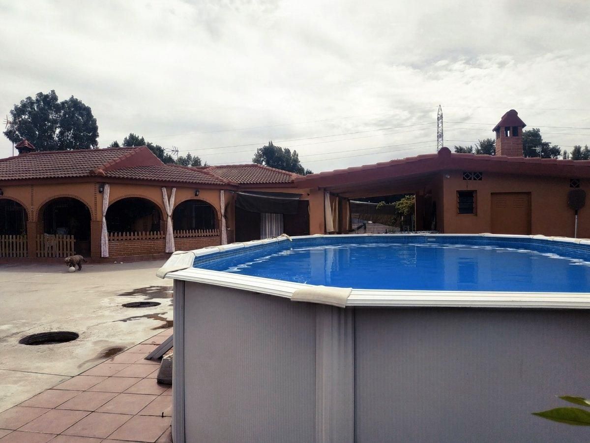 Piscina privada y parte de la zona exterior.