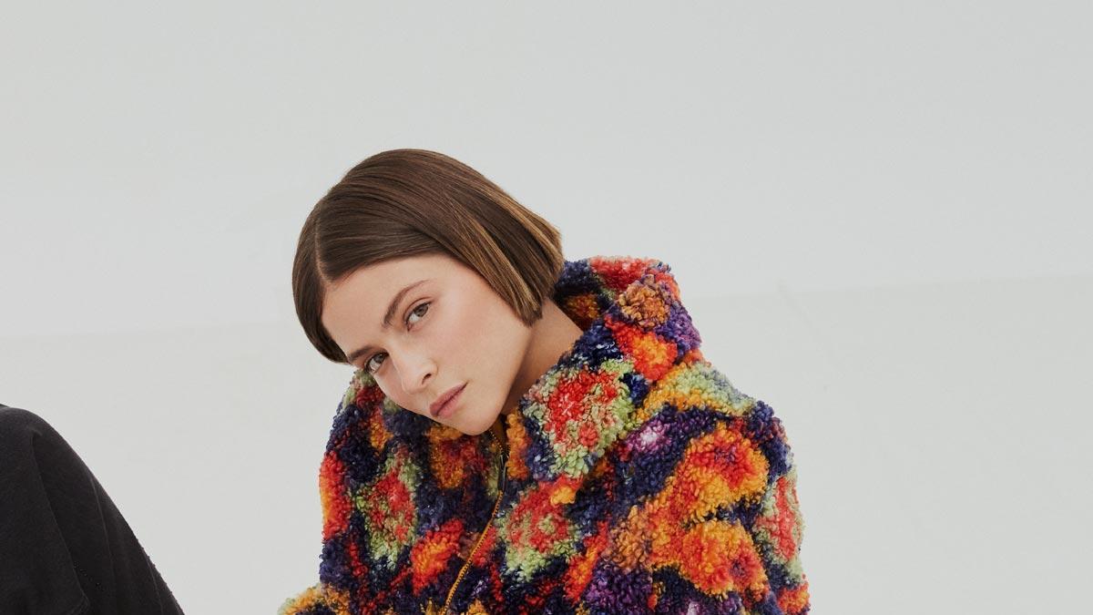 La modelo Alba Galocha posa con chaqueta de la colección de Desigual x Mr Christian Lacroix