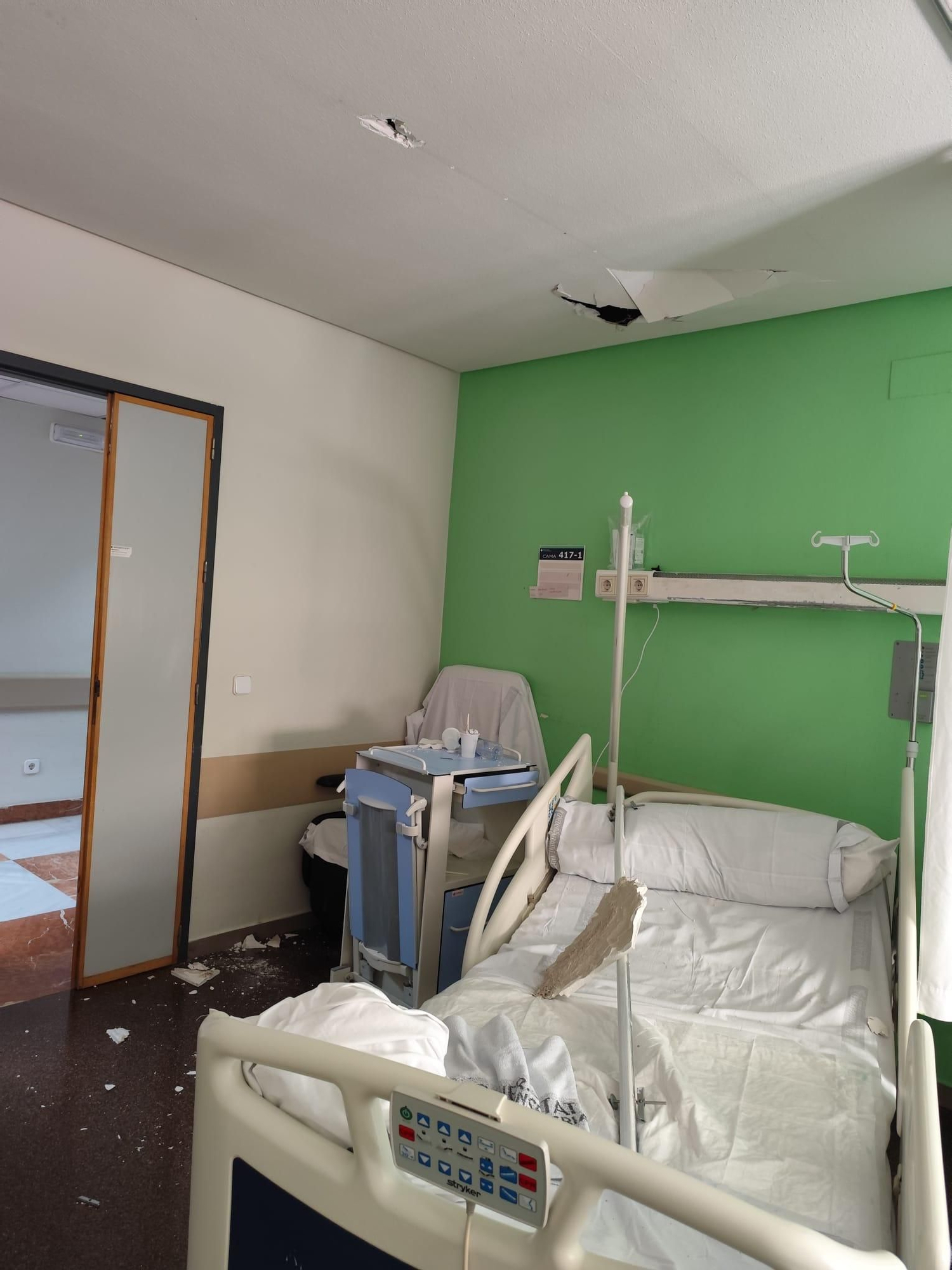 Cae el techo de escayola de una habitación del Hospital de Alicante