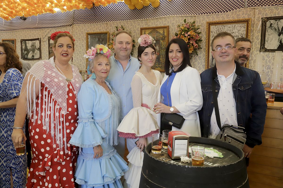 Amigos y familiares en El Arenal el miércoles de Feria