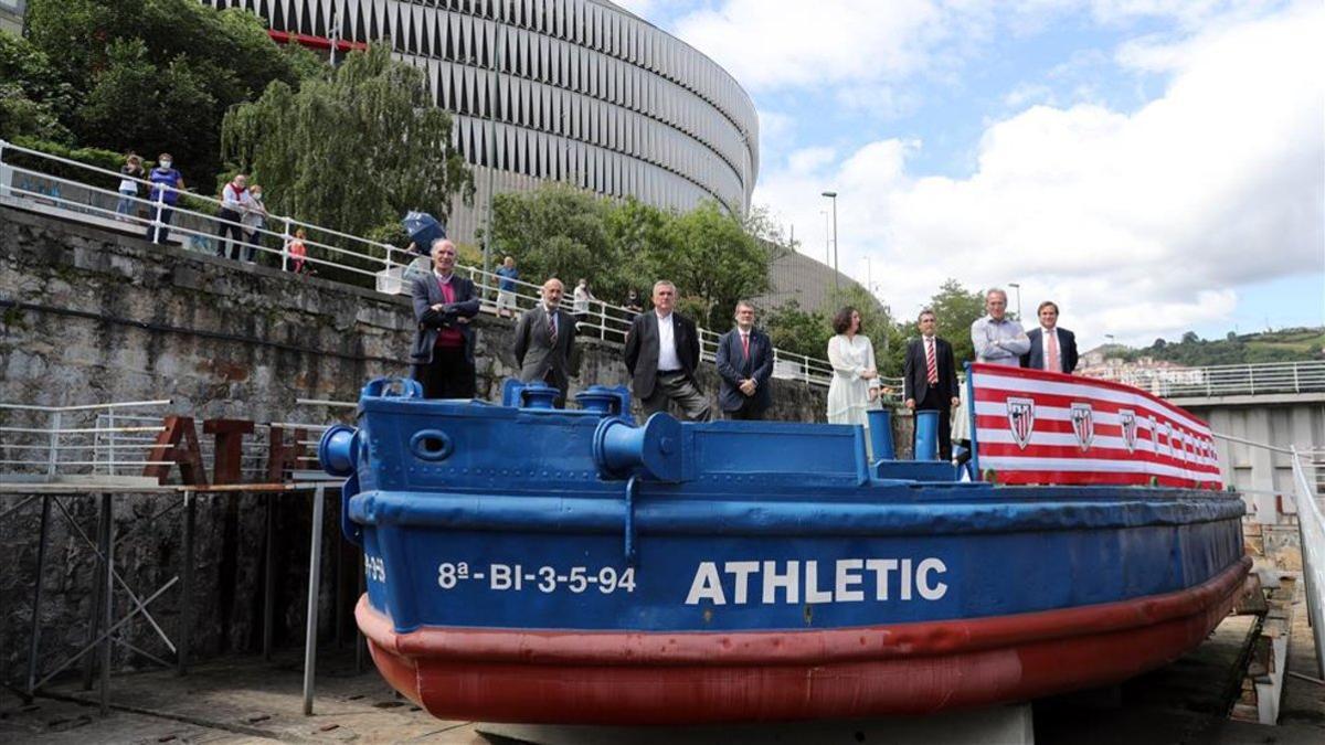 La gabarra del Athletic con algunos de sus exjugadores